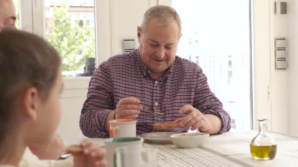 一緒に朝食を食べながら話している非正常な家族のビデオ — ストック動画