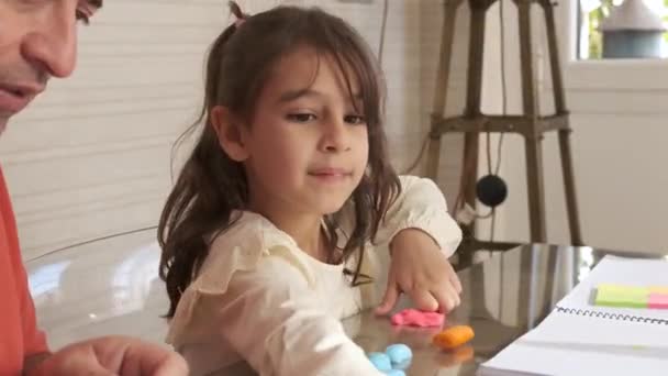 Vidéo Mettant Accent Sur Une Petite Fille Jouant Avec Plasticine — Video