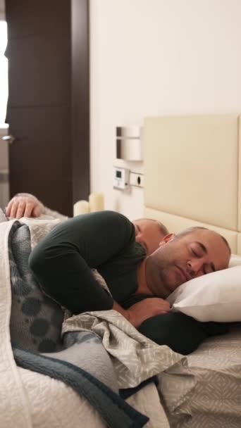 一对快乐的男同性恋夫妇在家中睡懒觉的垂直录像 — 图库视频影像