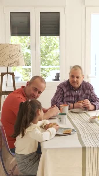 自宅で女の子と朝食をとる2人の祖父母の垂直ビデオ — ストック動画