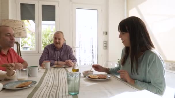 식사가 집에서 편안한 가족의 여행과 비디오 — 비디오