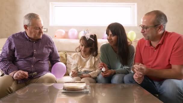 Βίντεο Μιας Ευτυχισμένης Οικογένειας Που Απολαμβάνει Τρώει Τούρτα Γενεθλίων Στο — Αρχείο Βίντεο