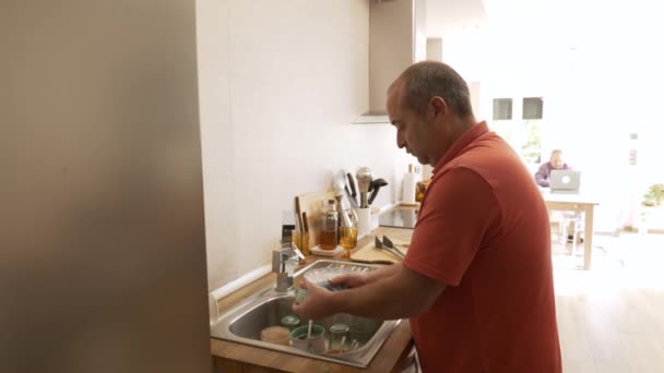Βίντεο Ενός Ενήλικα Που Πλένει Πιάτα Στο Σπίτι — Αρχείο Βίντεο
