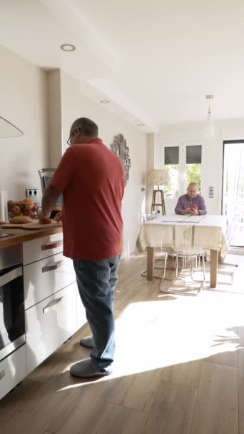 집에서 휴대폰을 식사를 남자의 비디오 — 비디오