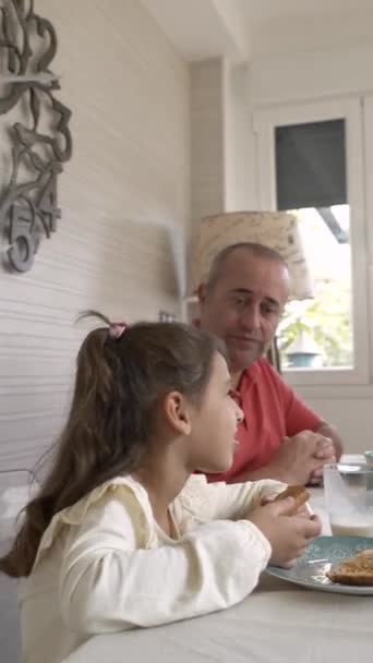 夕食テーブルで食べる家族の垂直加速ビデオ — ストック動画