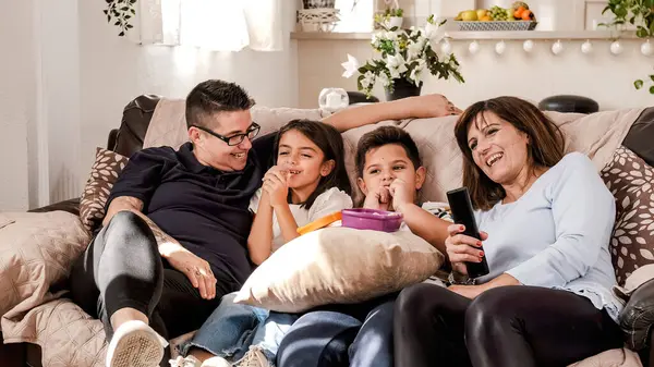 Feliz Família Não Normativa Assistindo Televisão Enquanto Sentados Juntos Sofá Imagens Royalty-Free