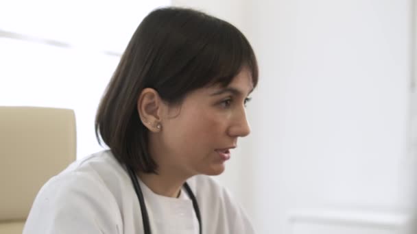 Klinikteki Danışmanlık Sırasında Konuşan Başka Tarafa Bakan Kısa Saçlı Ciddi — Stok video