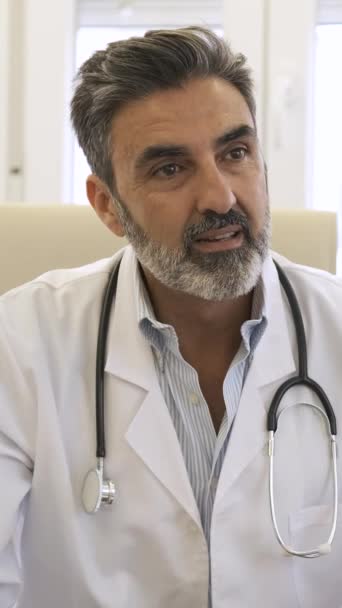 Kendine Güvenen Yetişkin Erkek Doktor Gündüz Vakti Klinikte Muayene Için — Stok video