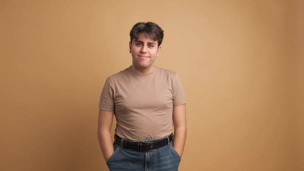 Porträtt Leende Latinamerikansk Ung Man Casual Outfit Tittar Kameran När — Stockvideo