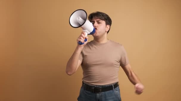 Hispanic Ung Manlig Aktivist Casual Kläder Skriker Megafon Samtidigt Protesterar — Stockvideo