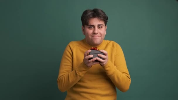 Portret Van Lachende Spaanse Jonge Man Gele Outfit Geven Geschenkdoos — Stockvideo