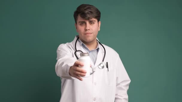 Lächelnder Junger Hispanischer Mann Blickt Die Kamera Während Medizinischer Uniform — Stockvideo