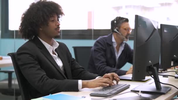 Ångestfylld Ung Affärsman Som Använder Datorn Vid Skrivbordet Som Han — Stockvideo