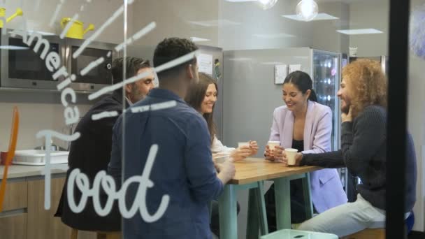 Olgun Erkek Yönetici Kreatif Ofisteki Kahve Molası Sırasında Genç Adamlarıyla — Stok video