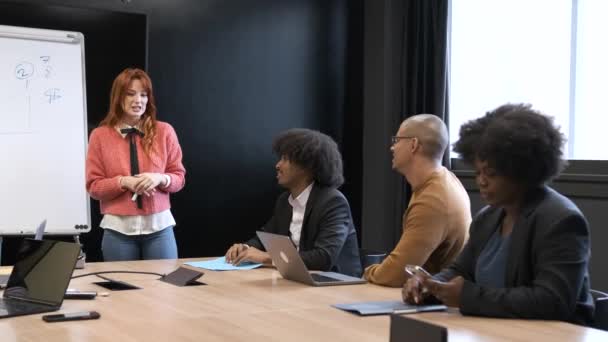 Mooie Jonge Zakenvrouw Geeft Presentatie Aan Multi Etnische Collega Vergaderzaal — Stockvideo