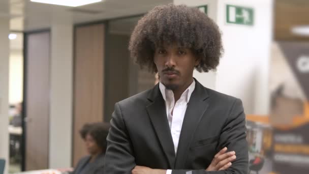 Arrogant Ung Afrikansk Amerikansk Forretningsmann Med Afro Frisyre Stående Armer – stockvideo