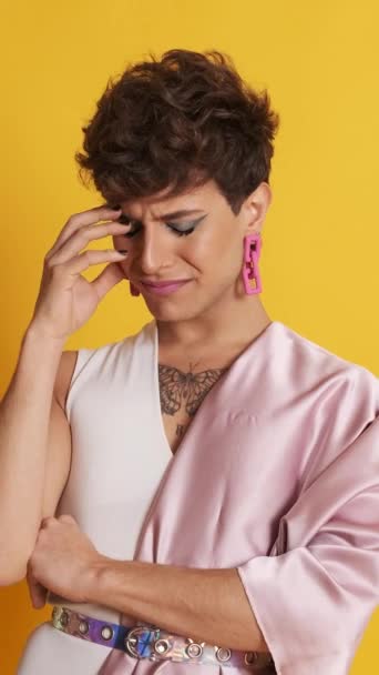 Відео Сумного Стурбованого Транссексуалу Який Дивиться Камеру Стоїть Фотостудії Жовтим — стокове відео