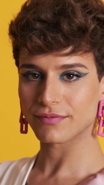 一名变性人在镜头前微笑时化妆打扮的女变性人的近照 — 图库视频影像