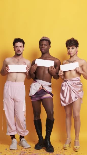 白いパネルで胸を覆う3人の深刻なトランスジェンダーのビデオ — ストック動画