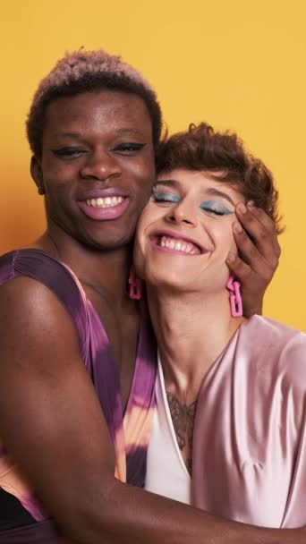 两个变性人化妆和时尚服装拥抱和微笑在一起的视频 — 图库视频影像