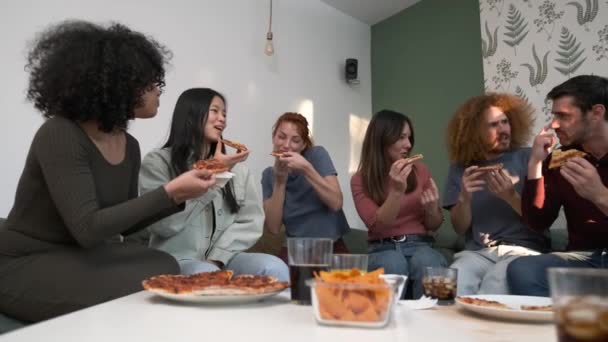 그들은 집에서 거실에서 맛있는 조각을 말하는 남성과 친구의 — 비디오