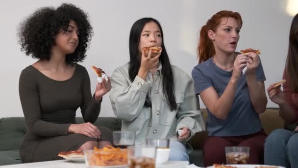 Happy Multiethnic Ženy Přátelé Jíst Lahodné Pizzy Plátků Mluvit Zatímco — Stock video