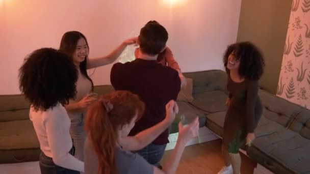 兴奋的多民族男女朋友一边在家中客厅里享受周末派对一边跳舞的高透视 — 图库视频影像