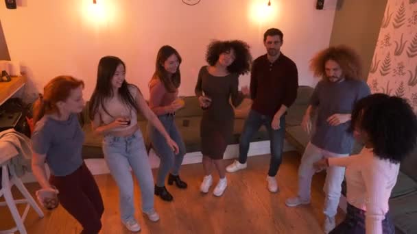 Υψηλή Γωνία Αργή Κίνηση Των Νέων Ευτυχισμένη Πολυφυλετικές Φίλους Χορεύουν — Αρχείο Βίντεο