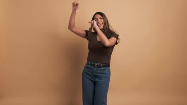 Video Med Brun Bakgrund Lycklig Vuxen Latinamerikansk Kvinna Dans Och — Stockvideo