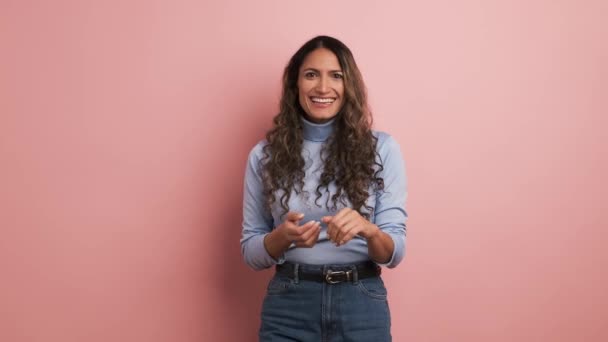 Відео Рожевим Тлом Щасливої Іспаномовної Жінки Яка Посміхається Камеру — стокове відео