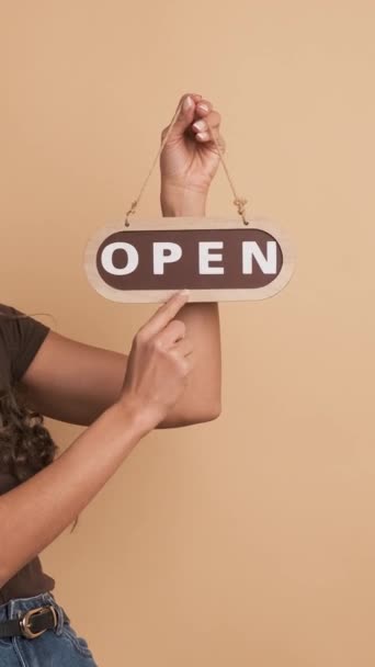 Video Brown Background Hispanic Woman Pointing Open Sign Space Vertical — Stock Video