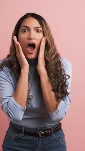 Vidéo Avec Fond Rose Une Femme Surprise Gesticulant Bouche Ouverte — Video