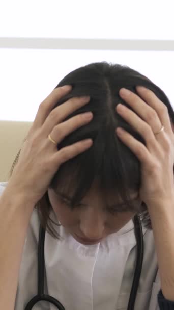 Doctora Joven Estresada Sentada Con Cabeza Las Manos Mientras Sufre — Vídeo de stock