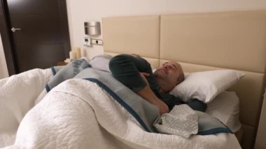 Evde yatakta uyanan homoseksüel bir çiftin videosu.