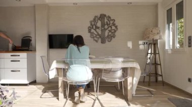 Yetişkin bir eşcinsel çiftin evde kızlarıyla birlikte kahvaltı hazırlarken videosu.