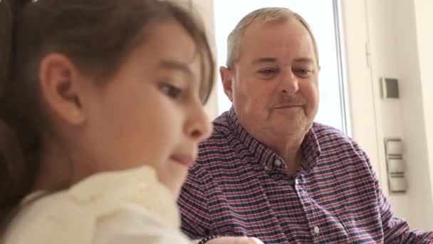 Βίντεο Την Εστίαση Έναν Παππού Βλέποντας Την Εγγονή Του Ενώ — Αρχείο Βίντεο
