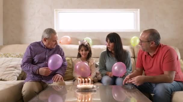 Видео Счастливой Семьи Поющей Днем Рождения Сидя Диване — стоковое видео