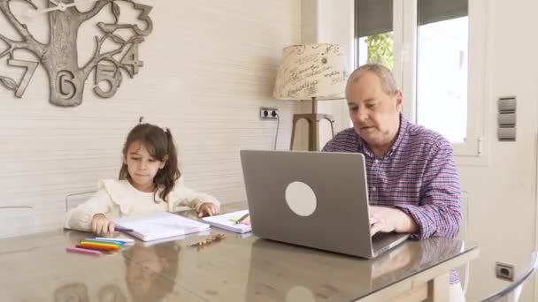 집에서 노트북에서 그녀의 할아버지와 소녀의 비디오 — 비디오