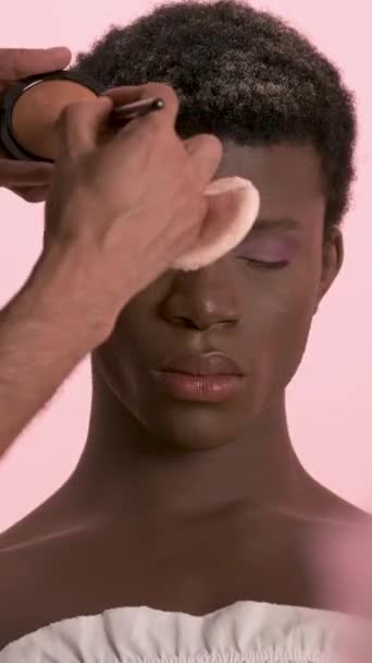 Περικοπή Συμπυκνωμένο Makeup Artist Εφαρμογή Μωβ Σκιά Ματιών Στο Βλέφαρο — Αρχείο Βίντεο