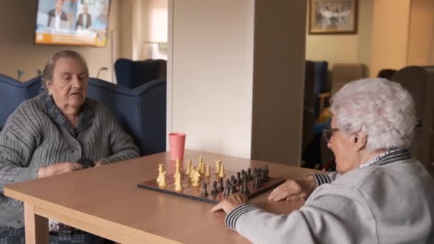 Mulheres Sênior Conversando Enquanto Jogam Xadrez Juntos Mesa Como Passar — Vídeo de Stock