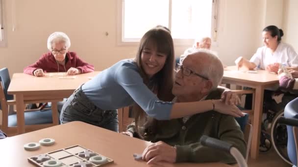 Lassú Mozgás Fiatal Boldog Unoka Ölelkező Csókolózó Öregember Szemüvegben Asztalnál — Stock videók