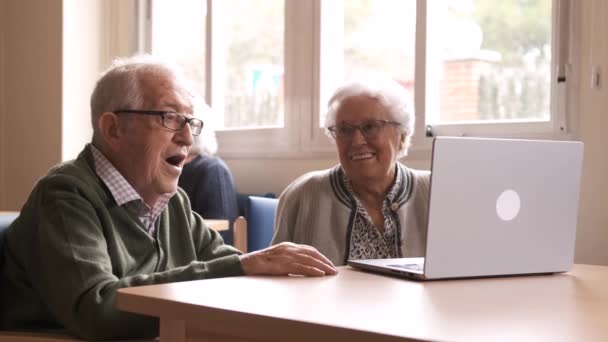 Langzame Beweging Van Oudere Man Vrouw Brillenglazen Zittend Aan Tafel — Stockvideo