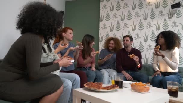 거실에서 맛있는 조각을 말하는 남성과 친구의 집에서 — 비디오