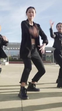 Sokakta gösteri yapan genç bir sokak sanatçısı. Yedi Çinli genç kpop dansı yapıyor.