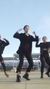 Sokakta gösteri yapan genç bir sokak sanatçısı. Yedi Çinli genç kpop dansı yapıyor.