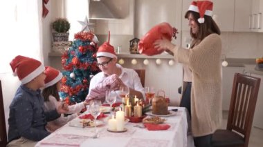 Noel hediyelerini veren mutlu bir ailenin yavaş çekim videosu.