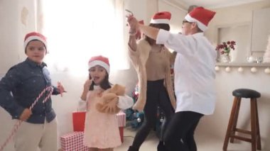 Mutlu, normatif olmayan bir ailenin Noel 'de evde dans ettiği bir video.