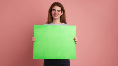 Pembe arka planlı stüdyo videosu