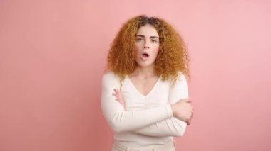 Profesyonel genç bir kadın canlı pembe stüdyo geçmişine karşı geniş kapsamlı duygusal ifadeler sergiliyor. Nüanslı yüz tepkilerini ve karmaşık duyguları yakalıyor.