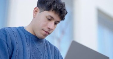 Açık havada dizüstü bilgisayarı üzerinde çalışan odaklanmış genç Latin bir adam, çok panelli bir kompozisyonda sunuluyor.